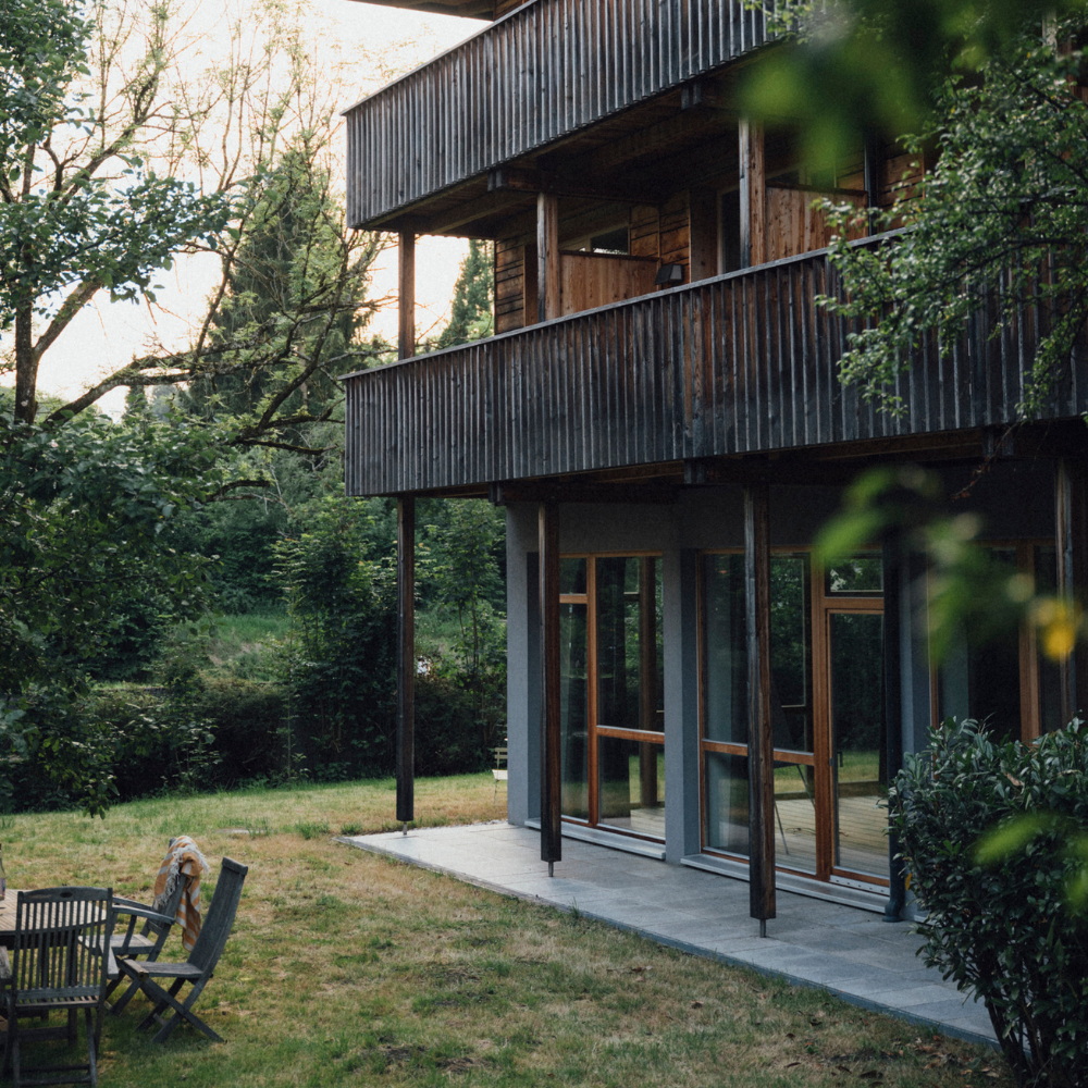 Ein tolles Holzhaus mit großen Balkonen