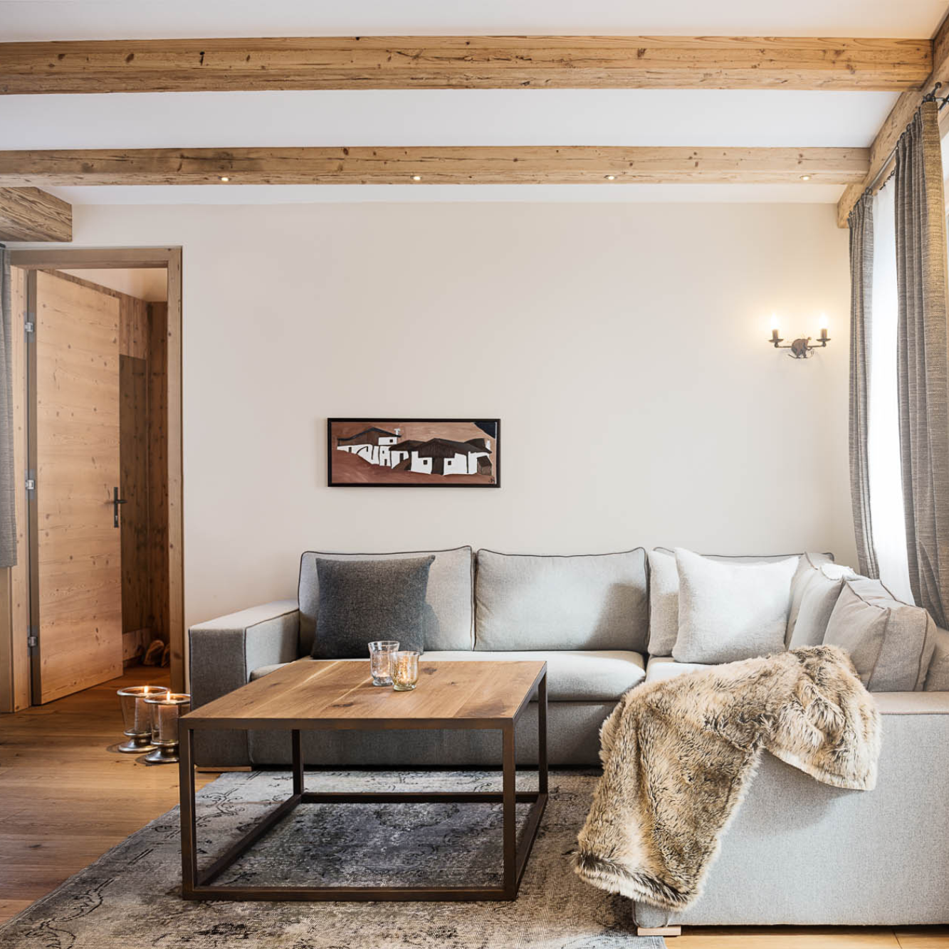 Ein gemütliches Wohnzimmer wo du dich nach dem Skifahren aufwärmen kannst