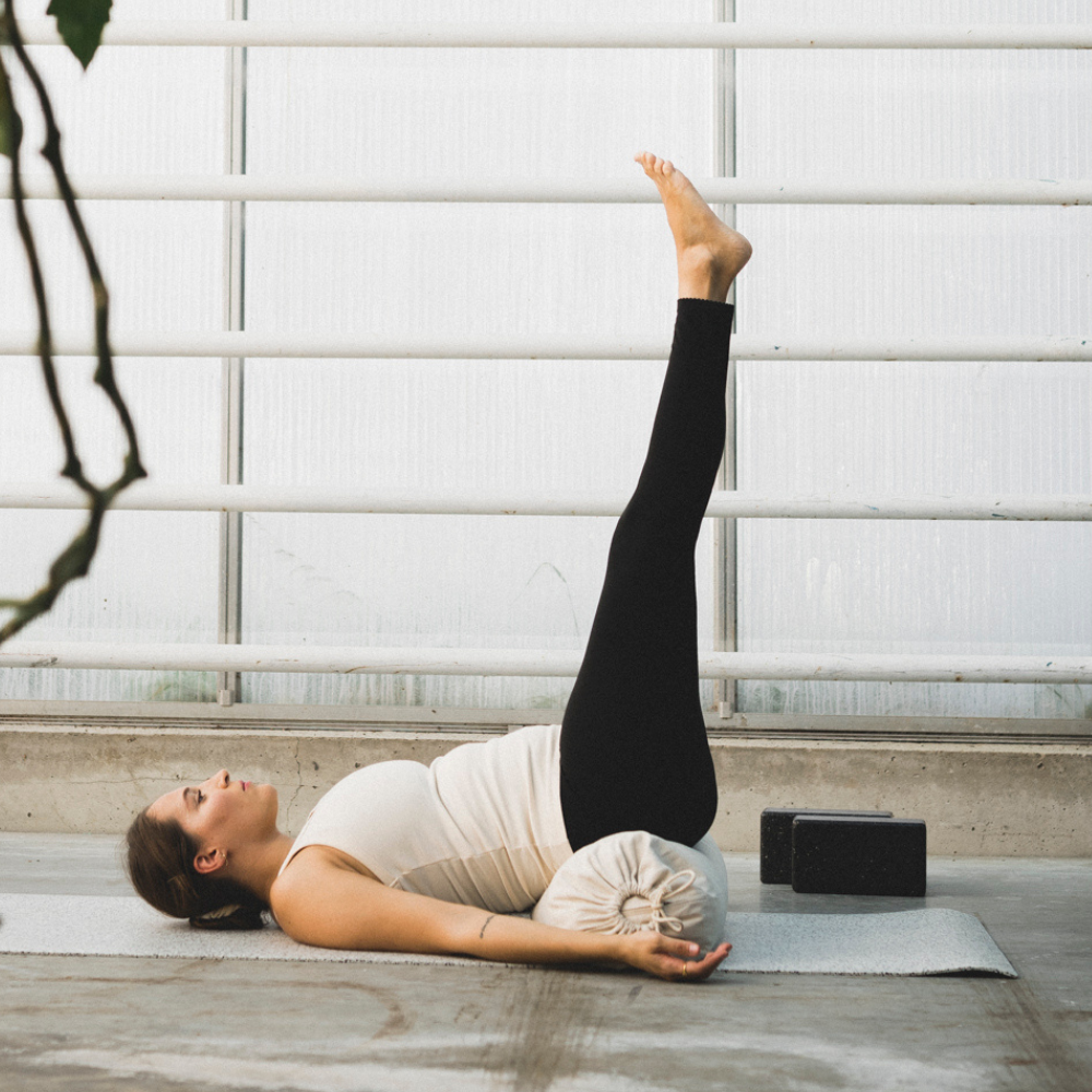 Eine Umkehrhaltung mit Yoga Bolster