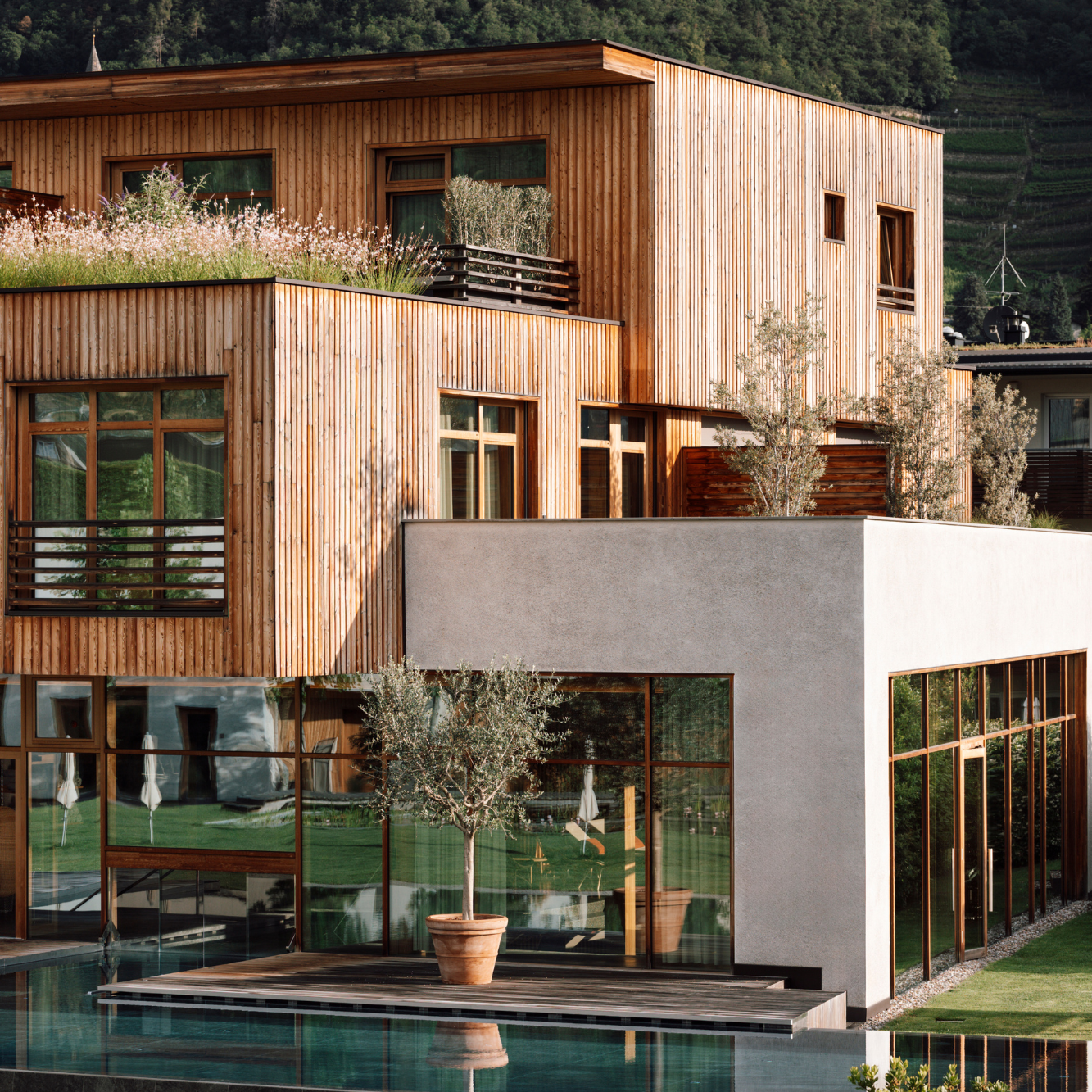 Ein nachhaltiges Holzhotel mit Schwimmbereich vorne