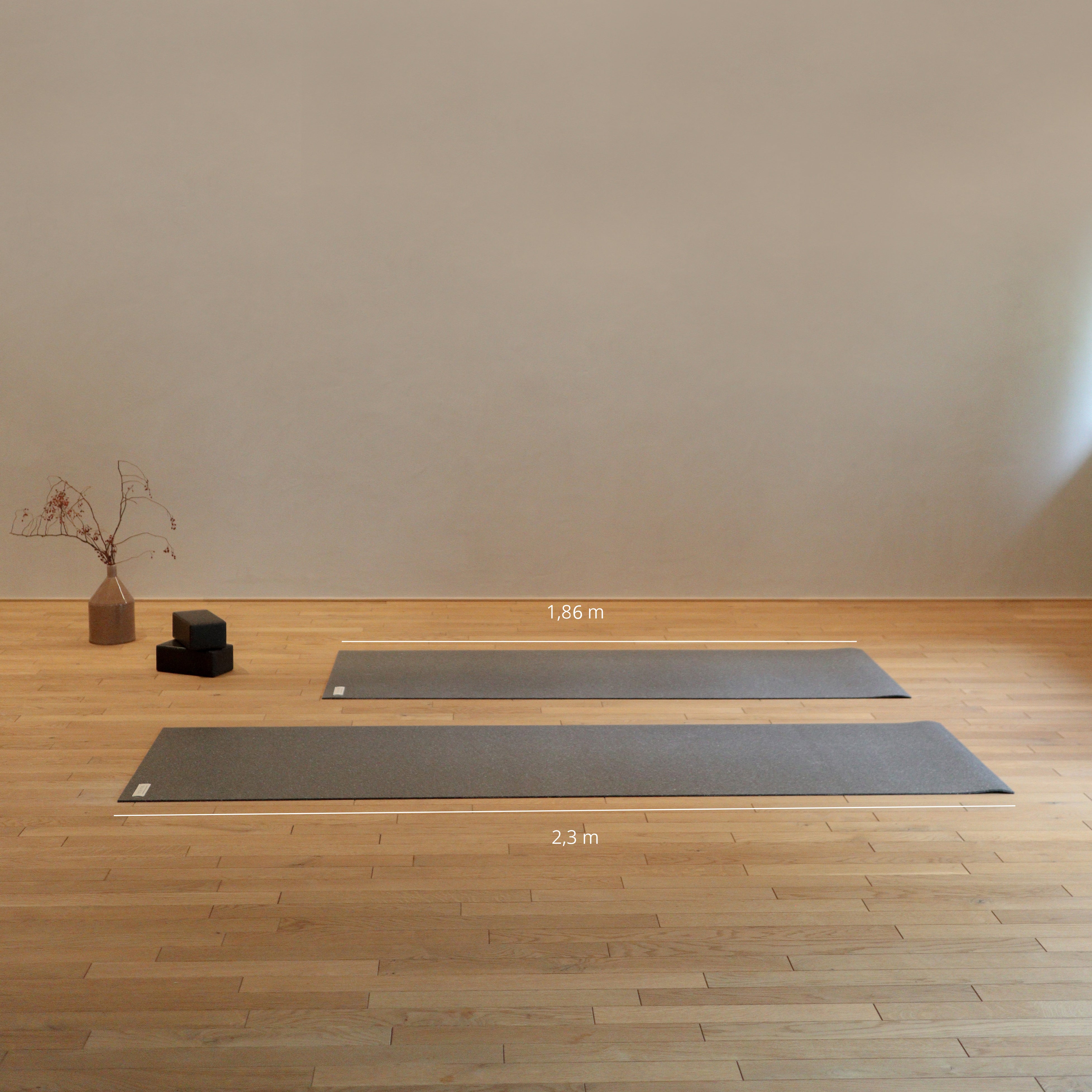 Ein Bild wo du genau die Unterschiedliche Länge der extra extra langen Yogamatte sehen kannst