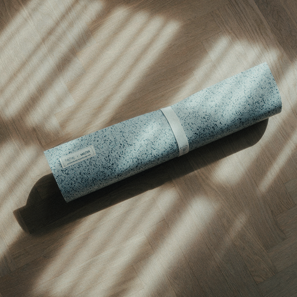 Eher helle hejhej-mat mit Co-Branding Logo von einem Hotel