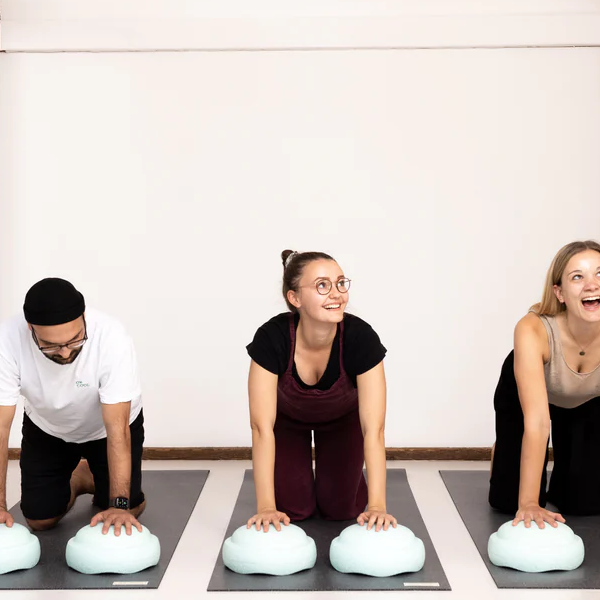 Das Team von Stapelsteine praktizieren Team Yoga auf hejhej-mats