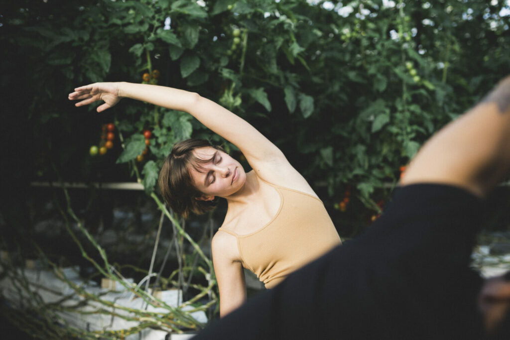 Frau in einer Yoga Pose mit geschlossenen Augen