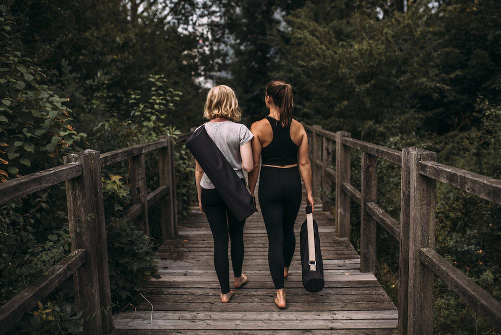 Crowdfunding hejhej-bag - zwei junge Mädchen tragen ihre Yogatasche