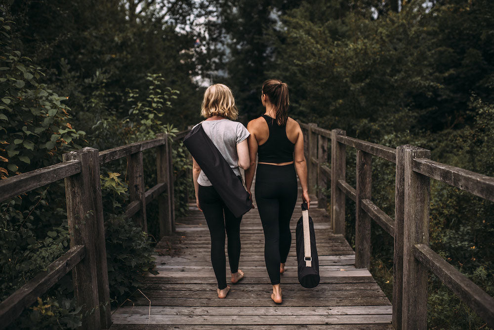 crowdfunding campaign hejhej-bag - two young girls carry their yoga bags home from a yoga practice