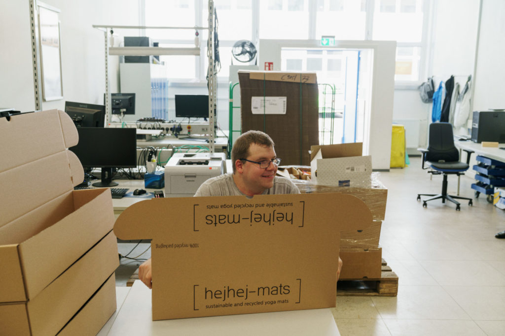 Verpacken mit recycelte Kartons beim sozialen Start-up hejhej