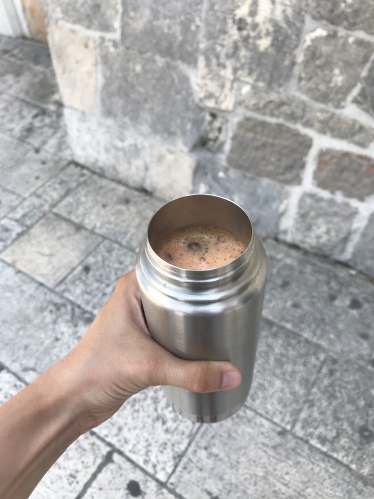sustainable traveling tips: an own coffee to go cup