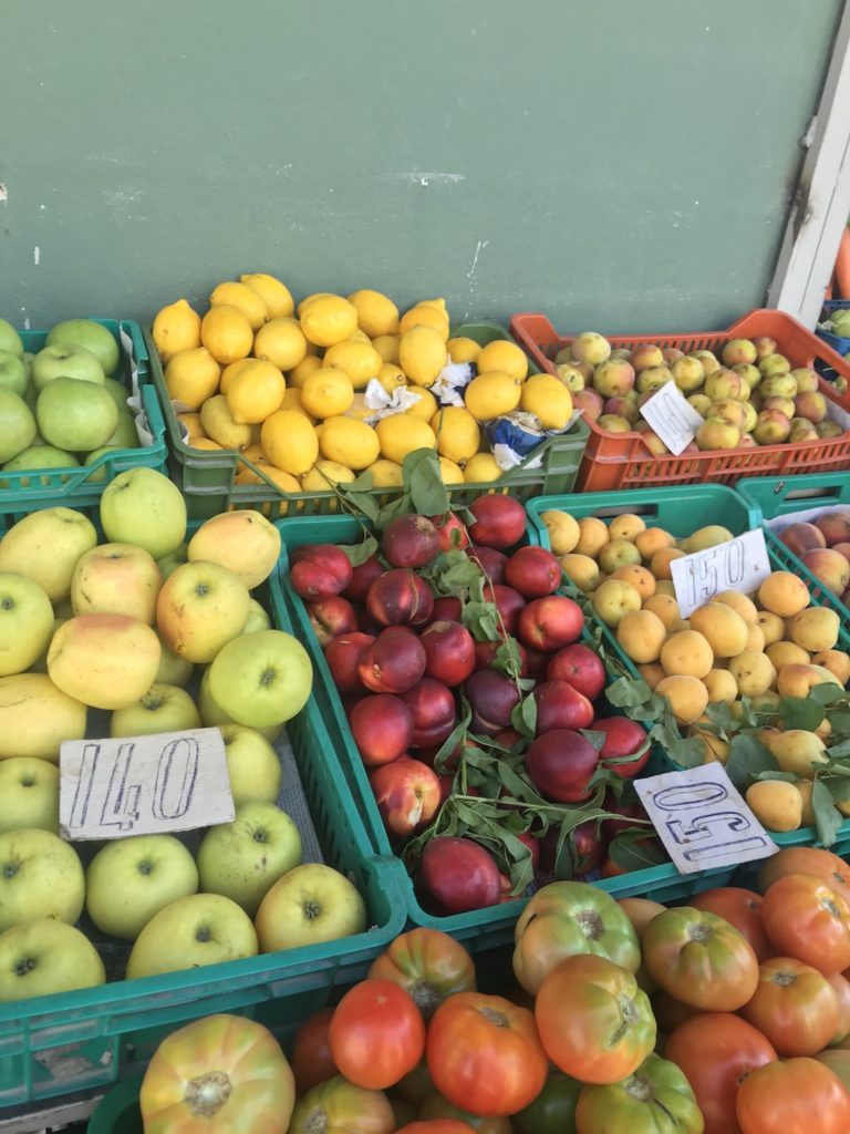 shopping local fruits as a sustainable traveling tip