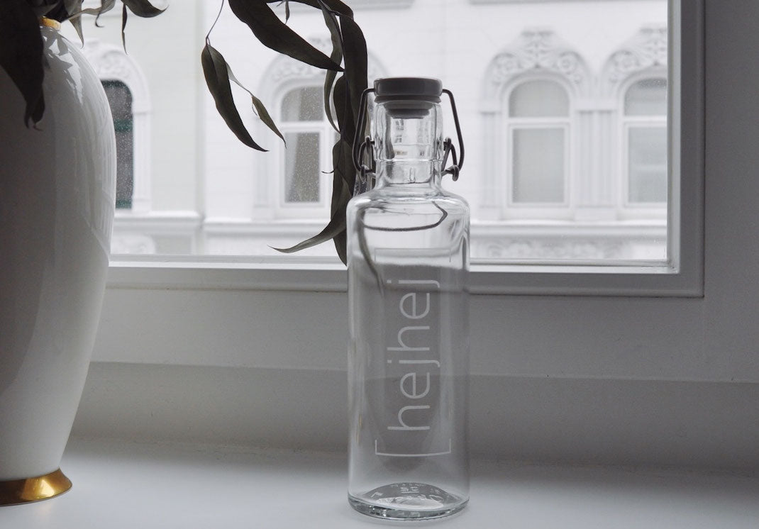 Glasflaschen als Ersatz für Plastik als Idee für einen nachhaltigen Lebensstil
