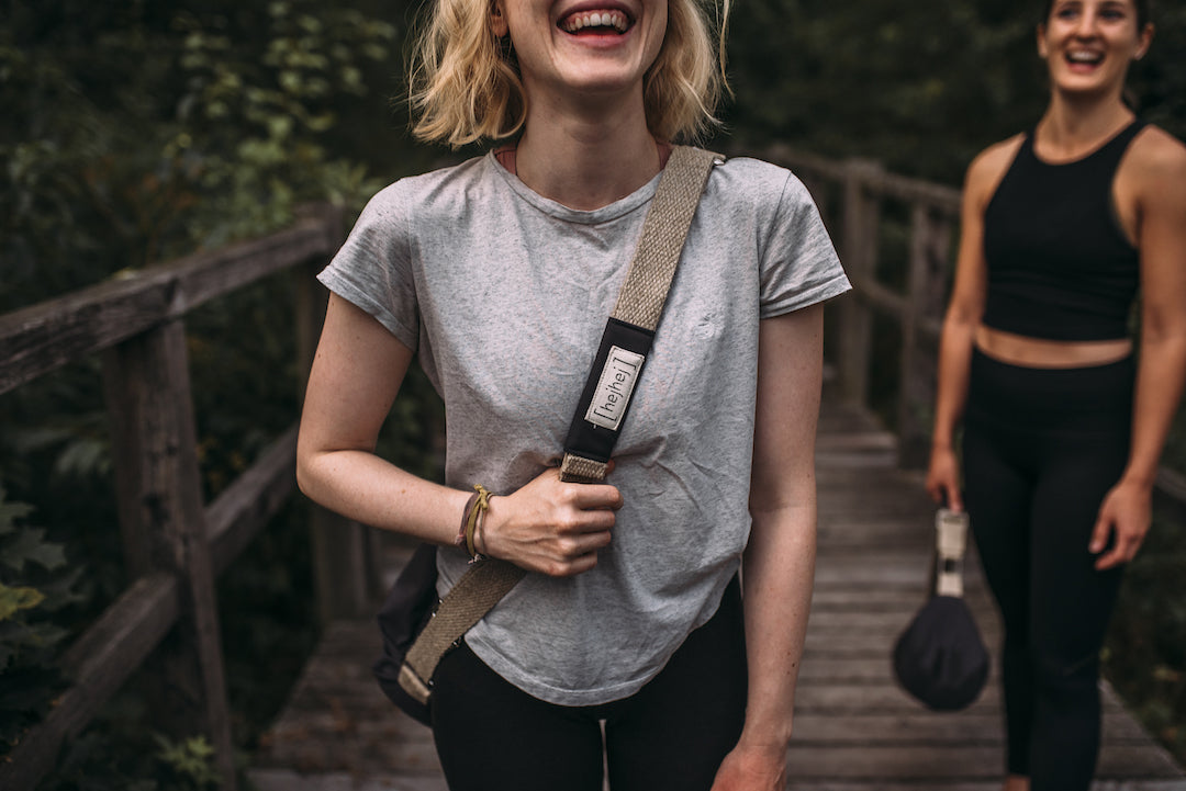 glückliches Mädchen trägt hejhej-bag, aktuell läuft Crowdfunding für die closed-loop hejhej-bag