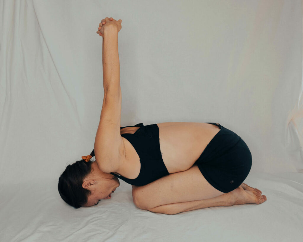 Marta im Kind mit Hasen-Pose-Armen