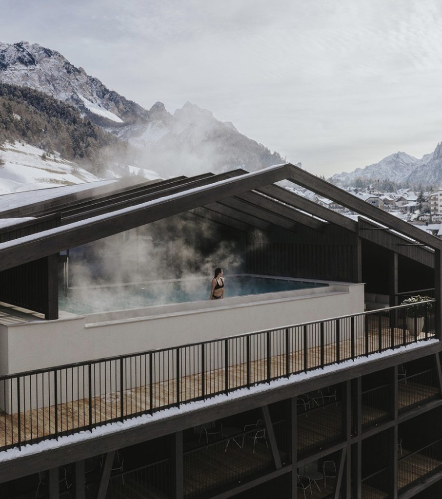Yoga Hotel in den Dolomiten mit dampfendem Pool