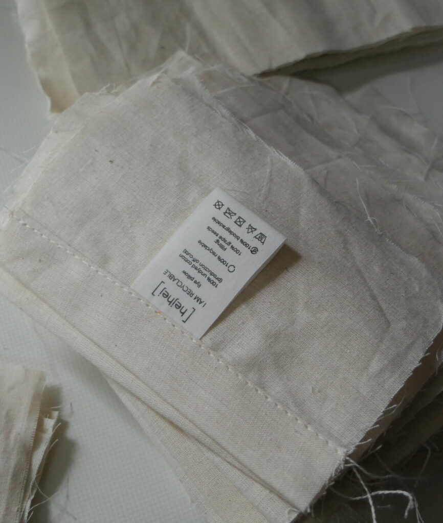 Das Care-Label wird an das nachhaltige Augenkissen angenäht