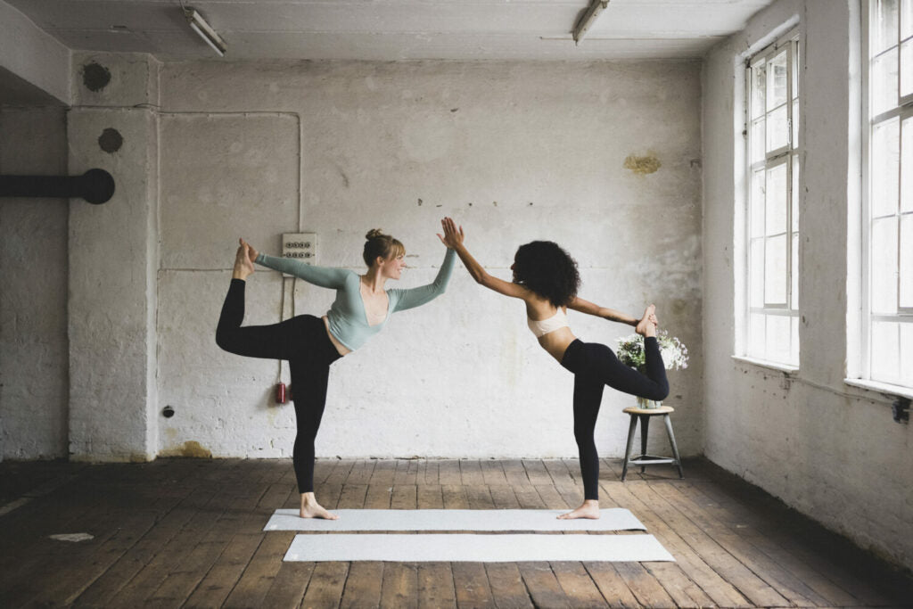 Zwei Frauen praktizieren auf der eher hellen hejhej-mat