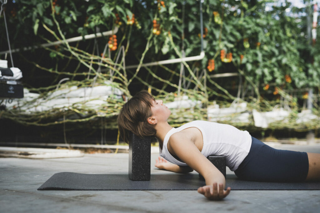 Dehnungen mit Yoga Block: Die Wirbelsäule
