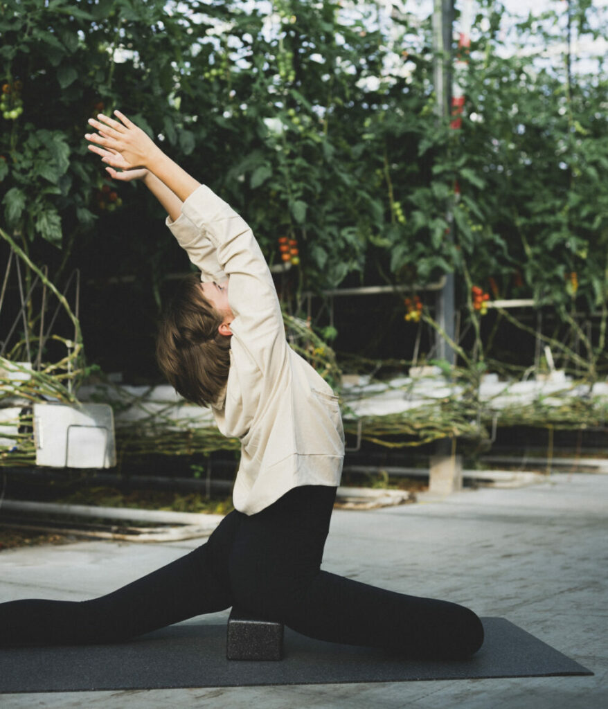 Stretches with yoga block: shown supporting in the swan, one half of the buttocks rests on the hejhej-block