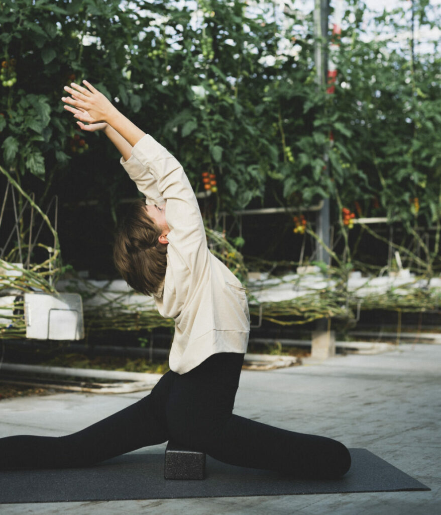 Dehnungen mit Yoga Block: Gezeigt wird die Unterstützung im Schwan, eine Gesäßhälfte liegt auf dem hejhej-block