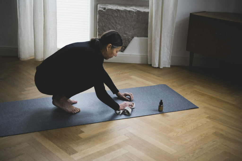 Anwendungen Yoga Spray auf der Matte: Spray wird auf der dunklen hejhej-mat genutzt um diese zu säubern