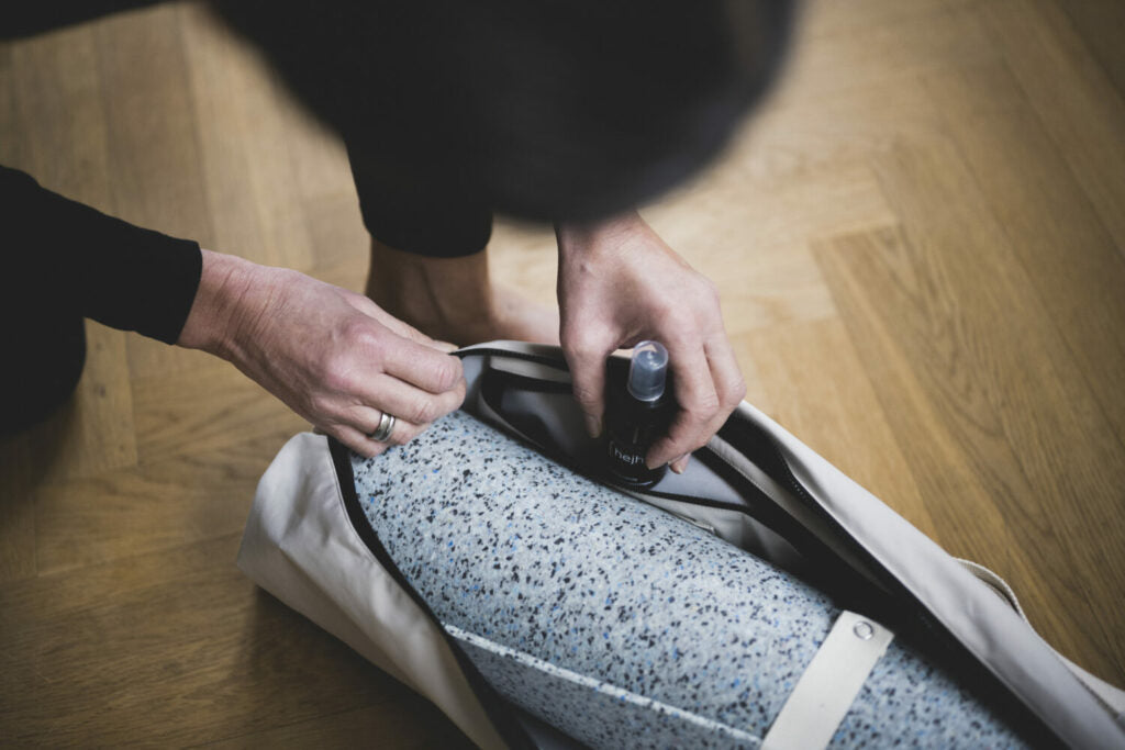 hejhej-spray wird gerade in die kleine Innentasche der hejhej-bag gesteckt