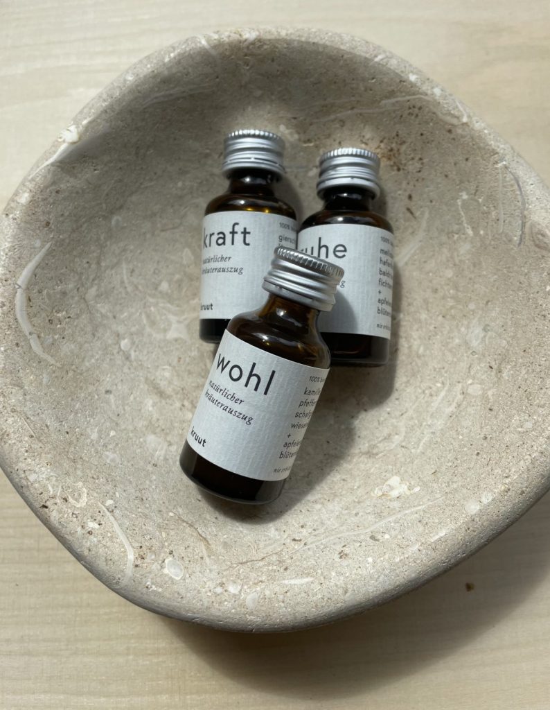 Bei jeder Bestellung liegen diese drei Oxymels für deine Meditation dabei.,