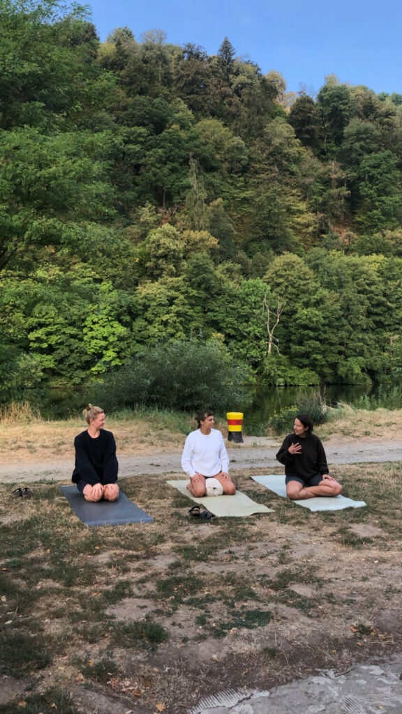hejhej-team yoga lesson under the open sky and directly at the Neckar river