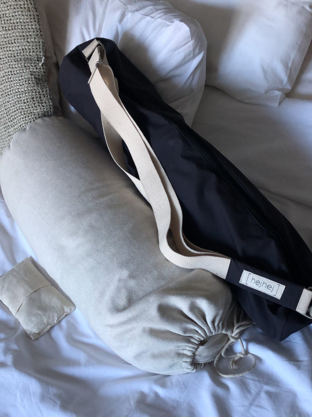 Augenkissen, Bolster und Matte in der Tasche sind beim Yoga auf Reisen immer mit dabei