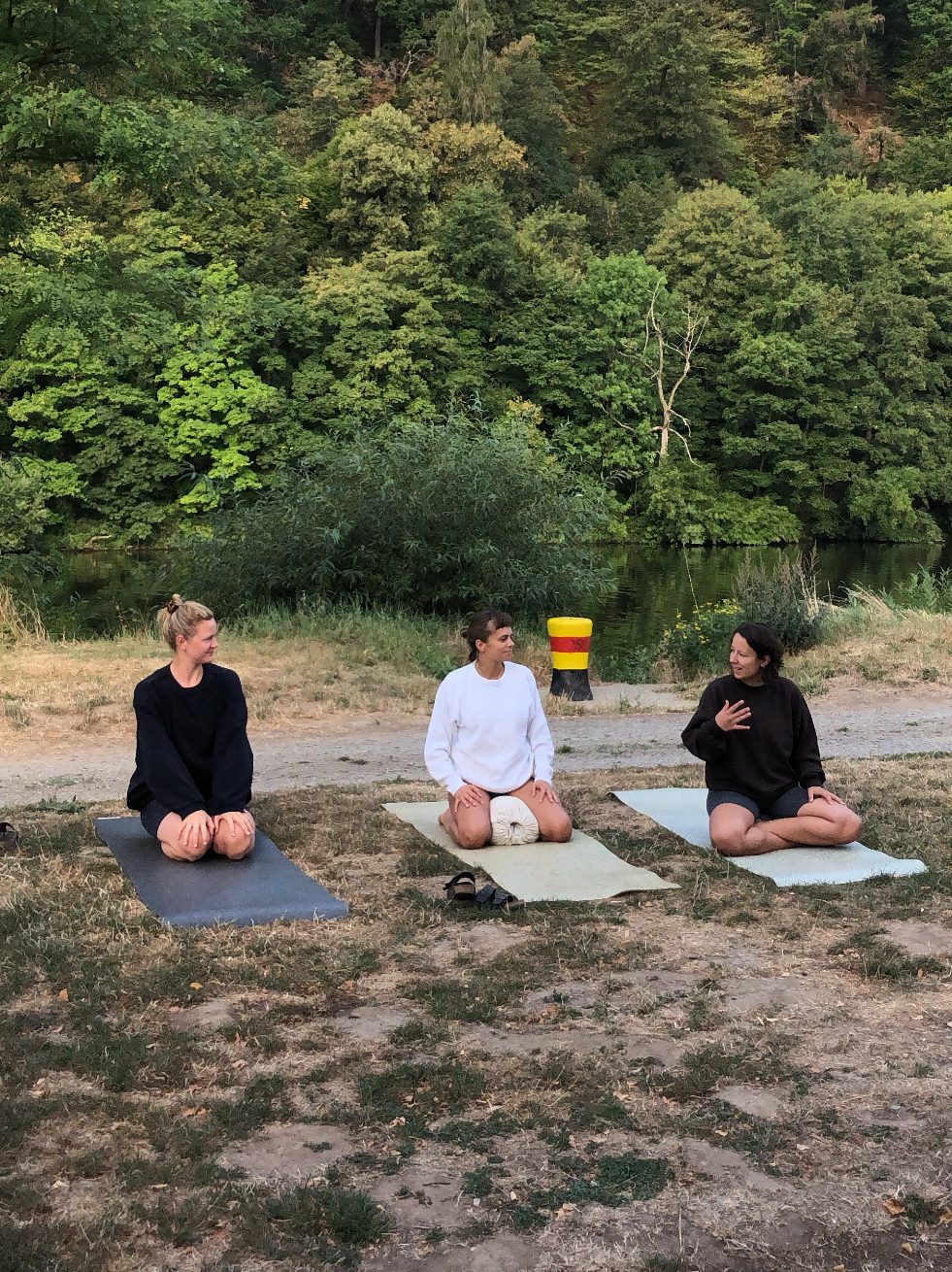 hejhej-team sitzt auf den hejhej-mats und macht Yoga auf Reisen