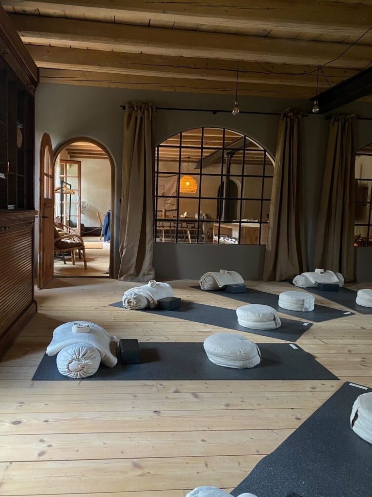 Hejhej Yoga Equipment liegt für dich bereit genau richtig für dein Yoga auf Reisen im Rosso