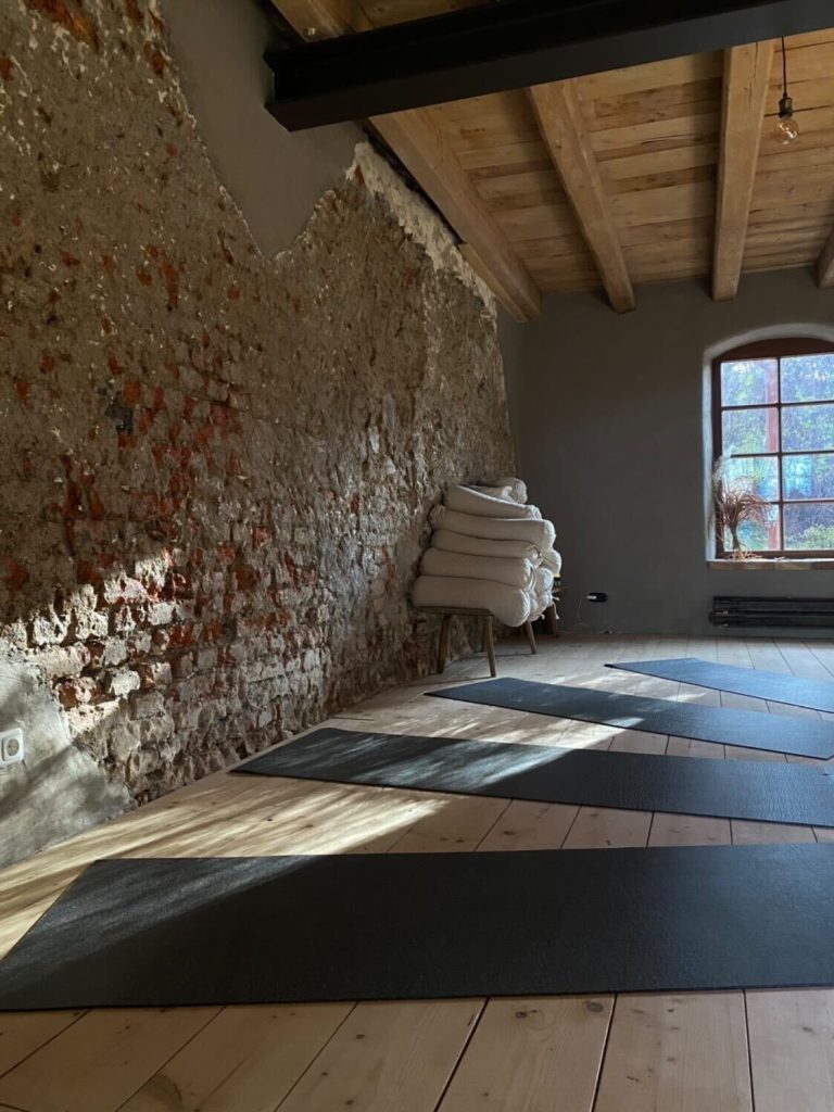hejhej-mats und hejhej-bolster liegen für deine Yogastunde auf Reisen bereit