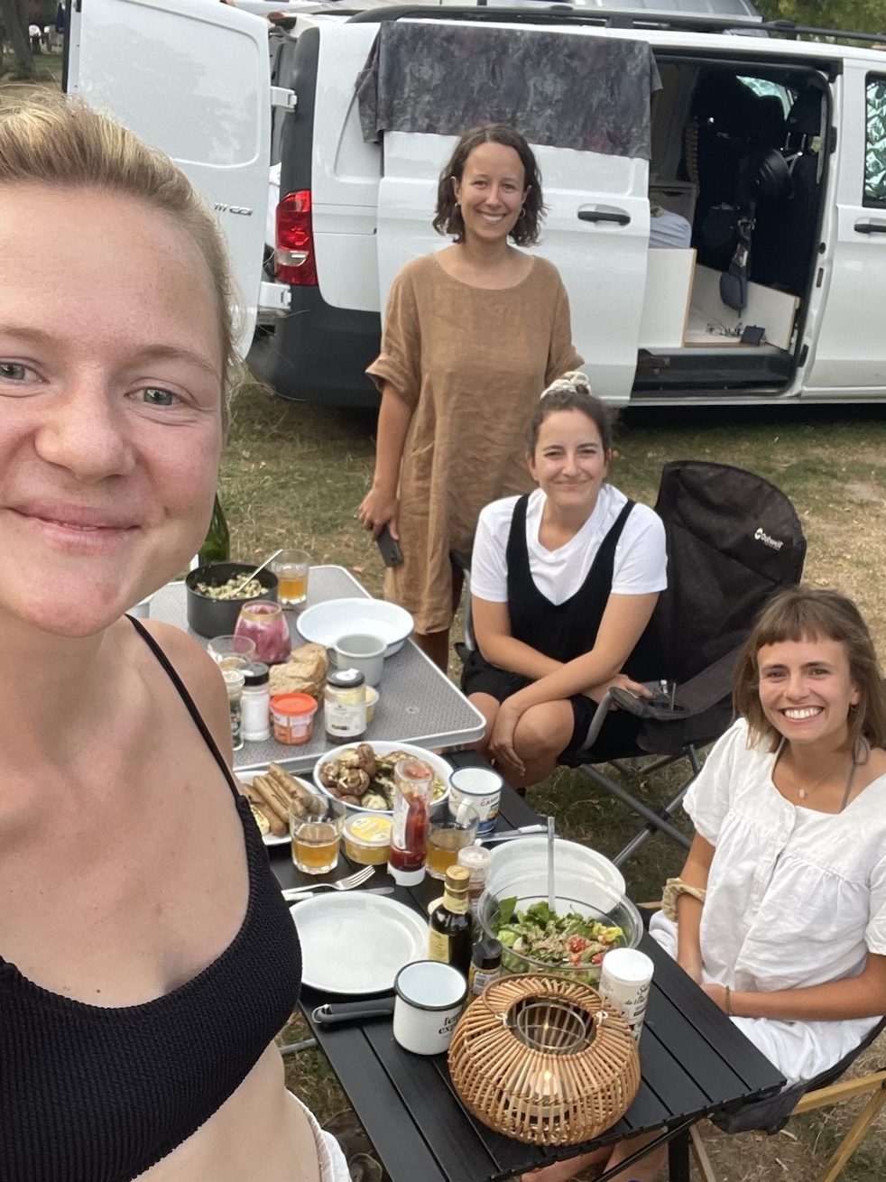 vier glückliche Gesichter schauen dich nach einer Yoga Session auf Reisen an