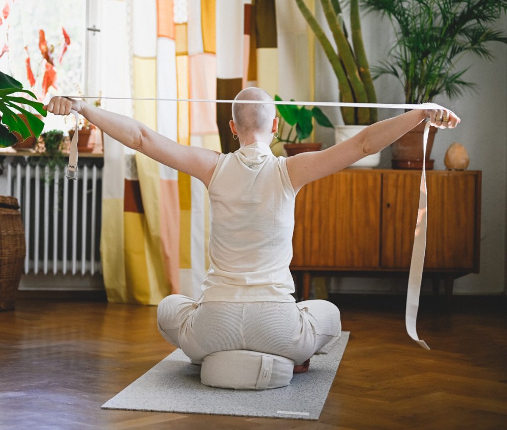 Öffnung des Brustraums mit Hilfe des Yoga Gurts von hejhej auf dem Meditationskissen - Übung mit Gurt