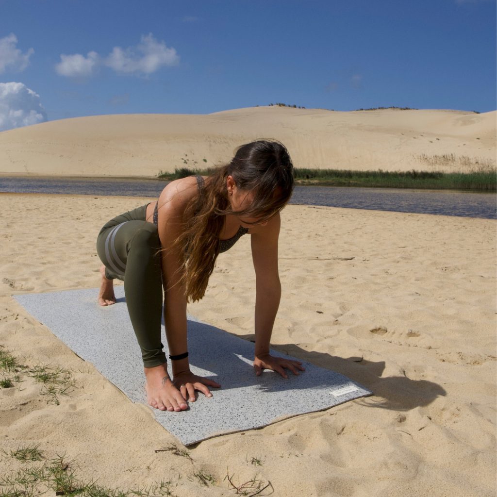 Aufstehen beim Surfen kannst du gut im Yoga üben